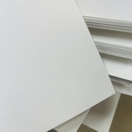 מארז 12 דפים נייר  דמוי בד לבן מידה 12*12אינץ משקל 220 ג”ר