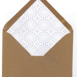 מארז 50 מעטפות קראפט  גודל 13.5X18.5 ס”מ עם בטנה פנימית עיגולים בהירים רקע לבן