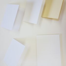 מארז 12 בסיסי נייר גוון לבן חמים לבד( שמנת) 300 גרם, גודל 5.5X8.5 אינץ