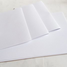 100 דפי נקודות  ,נייר ממוחזר 90 גרם, לבן טבעי, גודל  A5  מתקפל לA6