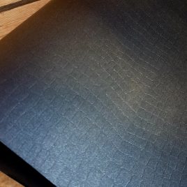 נייר אפלין שחור עם טקסטורה עור  תנין 125 גרם גודל 50X70 ס”מ מקט 56
