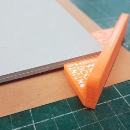 סרגל חיתוך פינות לנייר עטיפה בכריכה קשה מתאים  לעובי ציפבורד 3-6 מ”מ