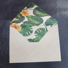 מארז 50 מעטפות קראפט גודל 13.5X18.5 ס”מ עם הדפסה פנימית עלים ירוקים גדולים