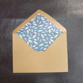 מארז 50 מעטפות קראפט גודל 13.5X18.5 ס”מ עם בטנה פנימית עלים כחולים