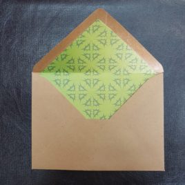 מארז 50 מעטפות קראפט גודל 13.5X18.5 ס”מ עם בטנה פנימית רקע ירוק בהיר