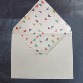 מארז 50 מעטפות קראפט  גודל 13.5X18.5 ס”מ עם הדפסה פנימית משולשים צבעוני