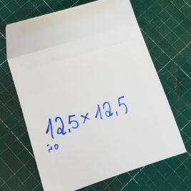25 מעטפות נייר איכותי 120גר גוון שמנת גודל 12.5X12.5 ס”מ