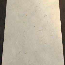 מארז 16 דפים A-4 נייר בעבודת יד שבבי עלים עם קליפות עץ-  קרם שמנת   120 גרם