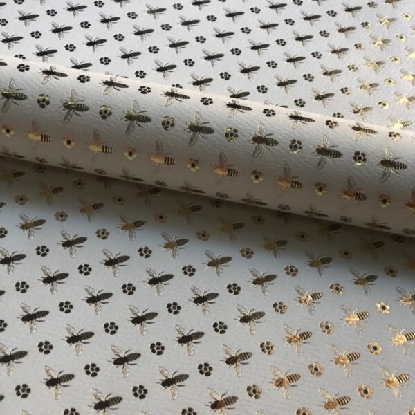 נייר בעיצוב דבורים בהדפסת letterpress