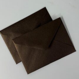 מארז 25 מעטפות נייר טקסטורה גוון  חום שוקולד  ,140  גרם ,גודל 8X11 ס”מ