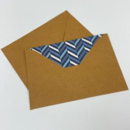 מארז 50 מעטפות קראפט  גודל 13.5X18.5 ס”מ עם בטנה פנימית  פסים כחולים