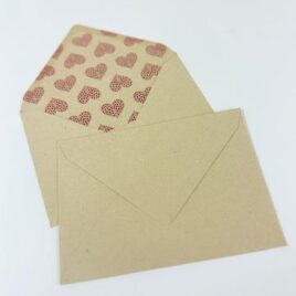 מארז 50 מעטפות קראפט גודל 13.5X18.5 ס”מ עם הדפסה פנימית לבבות באדום