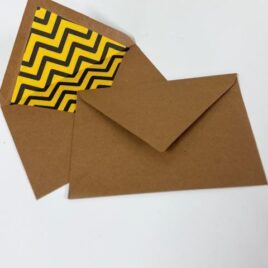 מארז 50 מעטפות קראפט  גודל 13.5X18.5 ס”מ עם בטנה פנימית פסים צהוב שחור