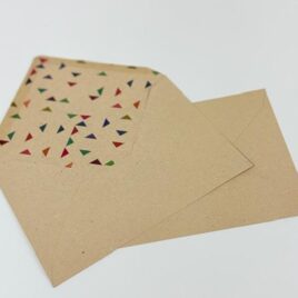 מארז 50 מעטפות קראפט  גודל 13.5X18.5 ס”מ עם הדפסה פנימית משולשים צבעוני