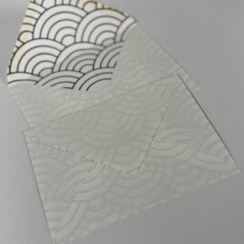 מארז 50 מעטפות 13.5X18.5 חיצוני לבן צד פנימי הדפסה פסים עגולים עדינים בשחור על רקע לבן