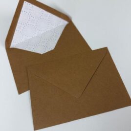 מארז 50 מעטפות קראפט  גודל 13.5X18.5 ס”מ עם בטנה פנימית עיגולים בהירים רקע לבן