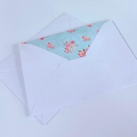 מארז  50 מעטפות חיצוני לבן פנימי רקע תכלת עם ורדים ורודים 13.5X18.5,